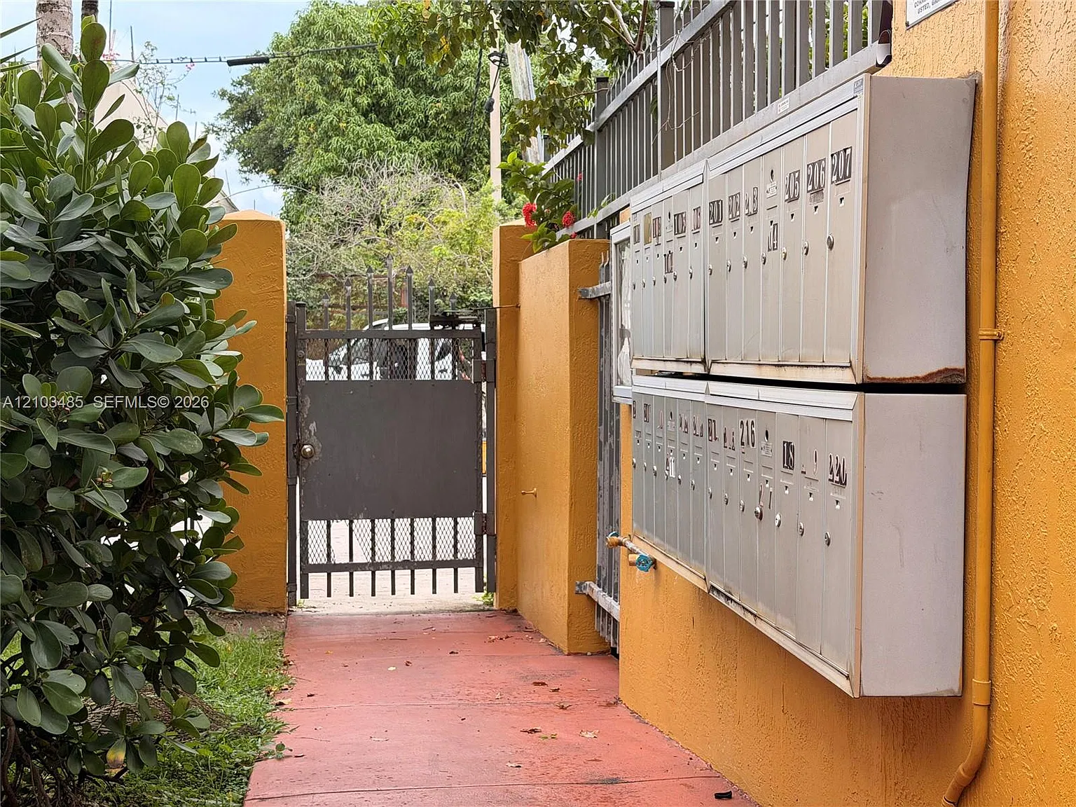 Las Terrazas Condo — Photo 3