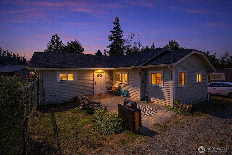 3rd image of 3817 E Sunset Drive