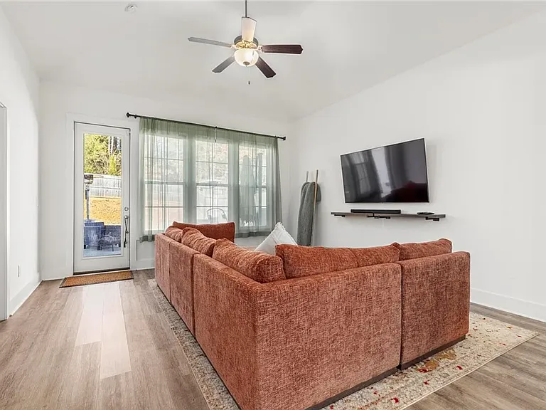 676 Village Dr — Photo 9