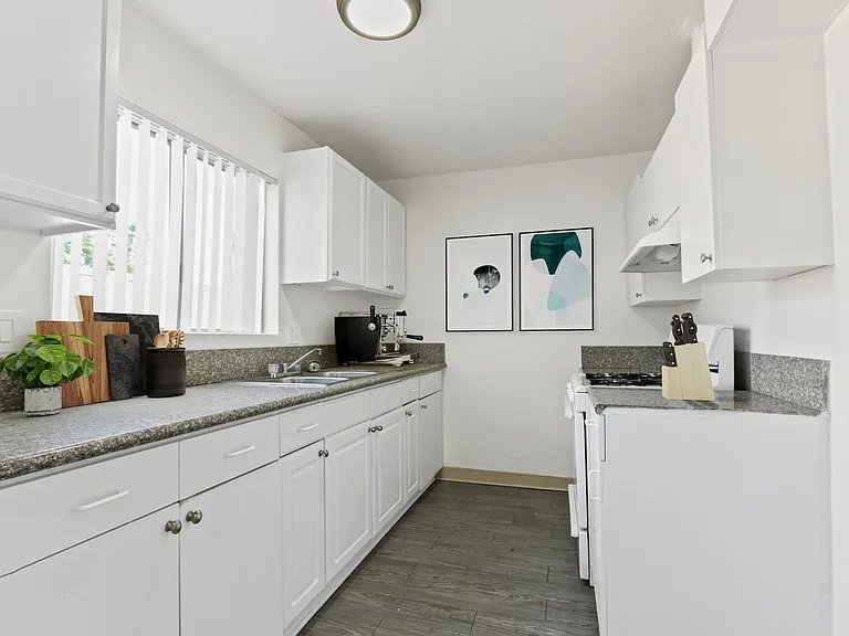 Carlyle Court Apartment Homes — Photo 1