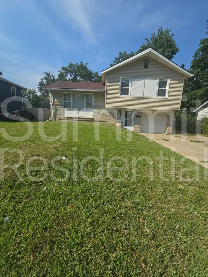 3 bed, 1.5 bath, 1168 sqft, $1,595 — Photo 1
