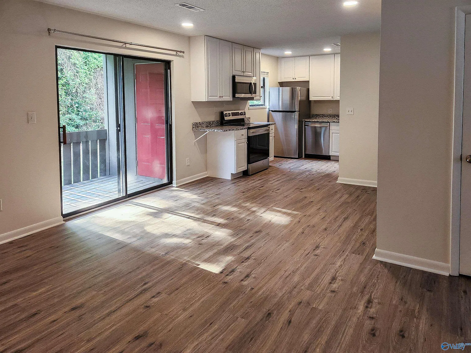 2 bed, 1.0 bath, 860 sqft, $895 — Photo 2