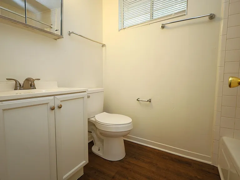 207 E Moore St — Photo 10