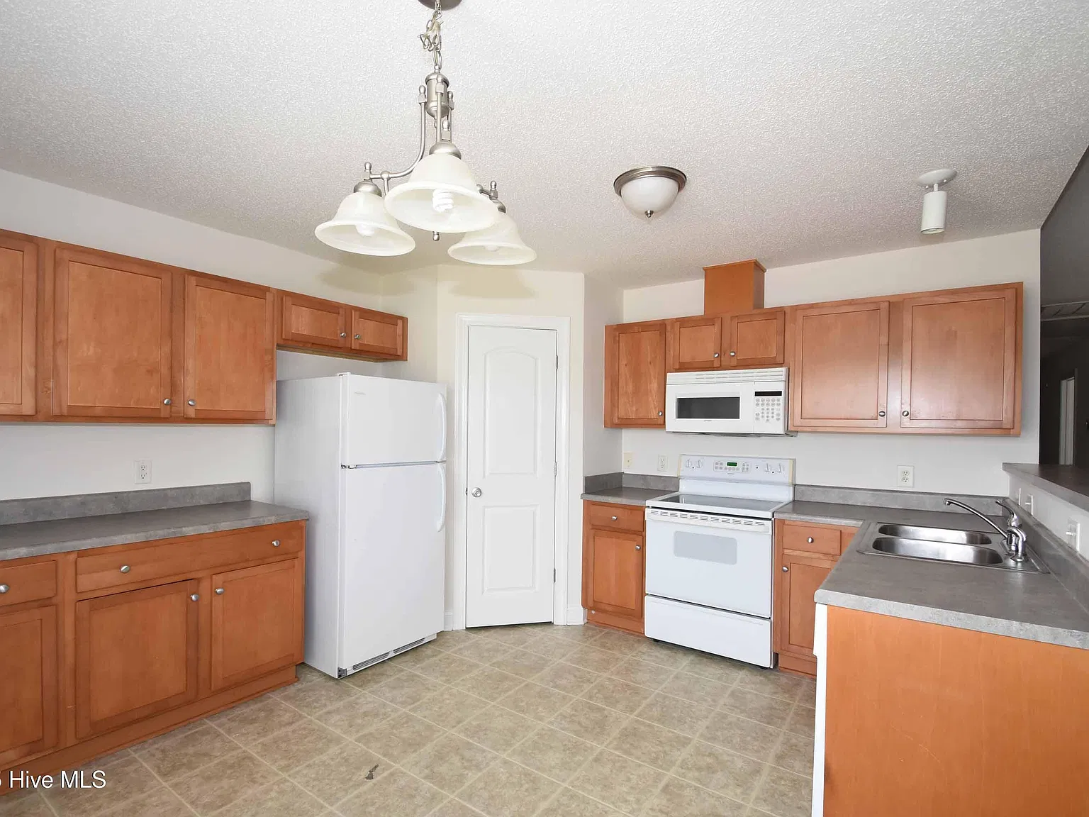 3 bed, 2.0 bath, $1,600 — Photo 4