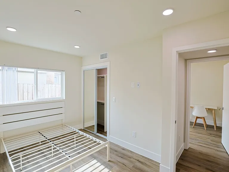 1422 W 29th St — Photo 10