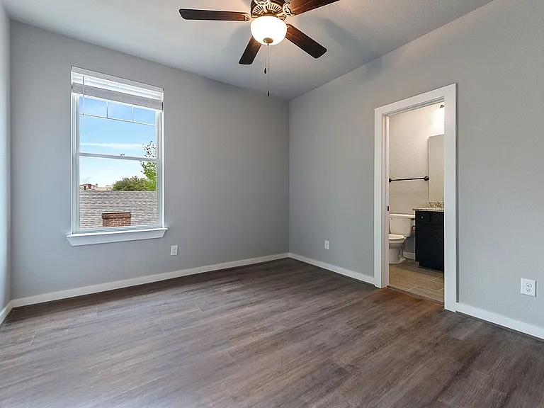 3132 Cockrell — Photo 9