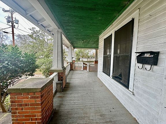 2nd image of 224 Creswell Ave E
