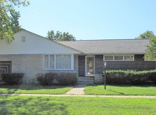 302 E 4th St, Flora, IL 62839