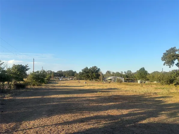 971 E Barry St, Azle, TX 76020