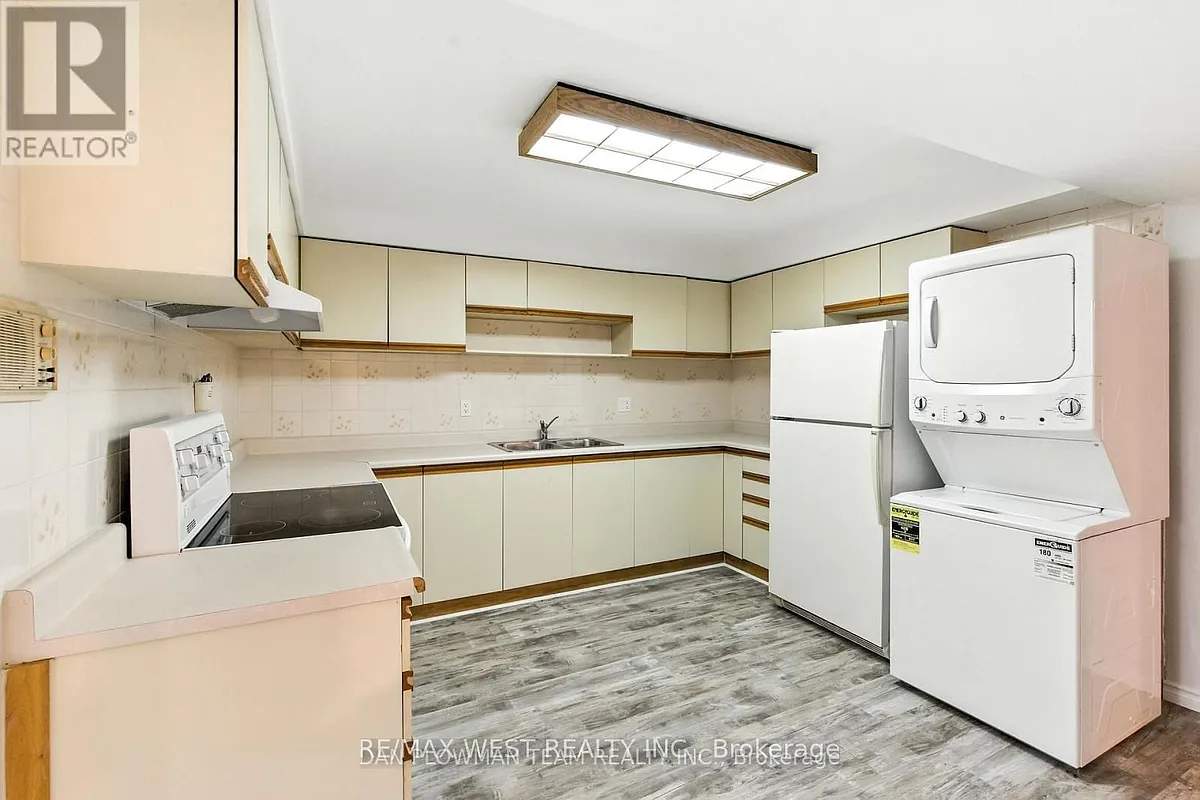 Building Photo - 83 Sherwood Rd E #2