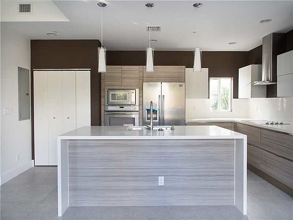4th image of 706 NE 5th St