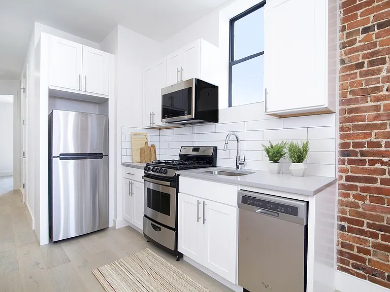 16 Stanhope St #3R — Photo 5