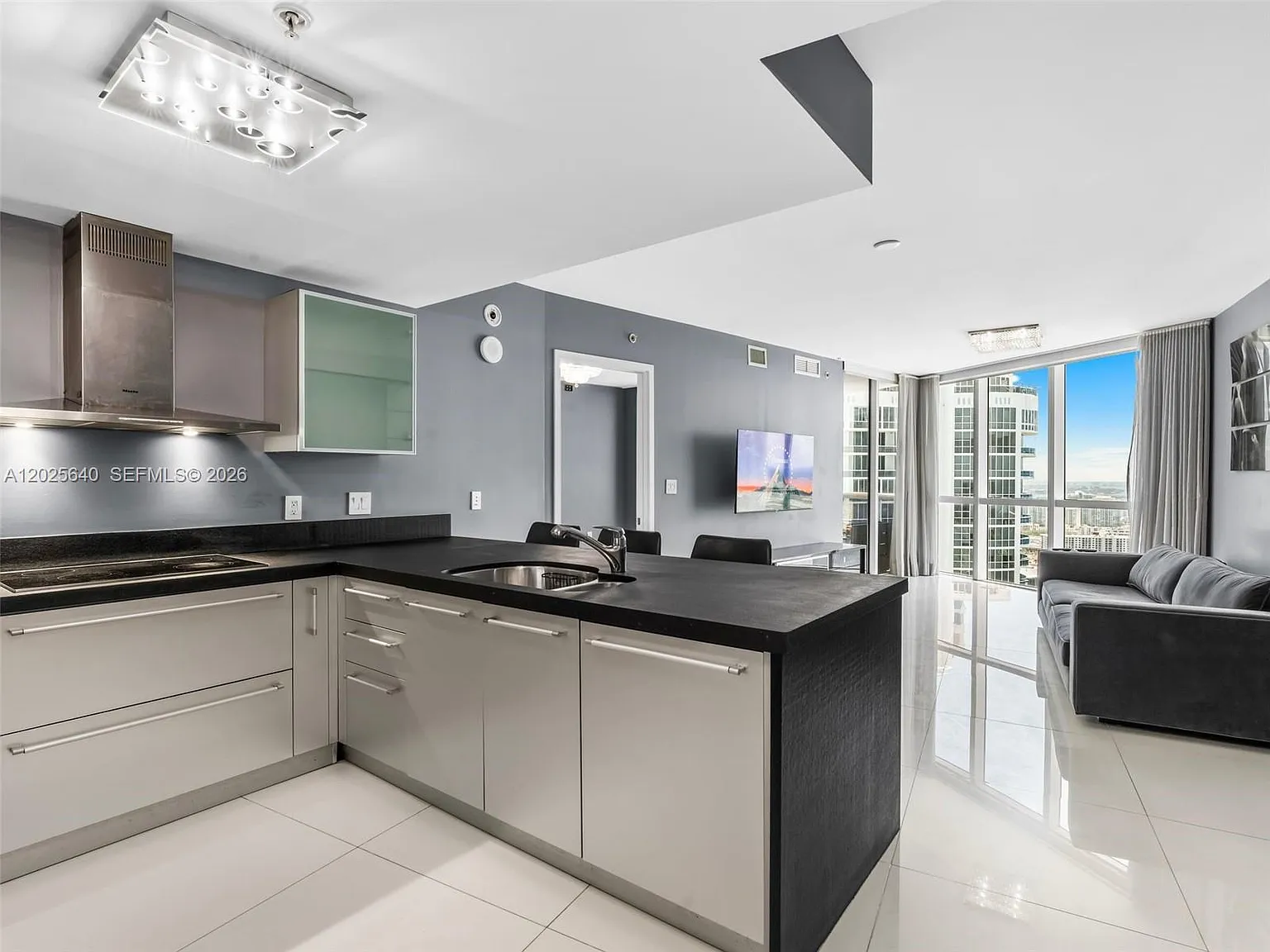 Trump Royale Condo — Photo 4