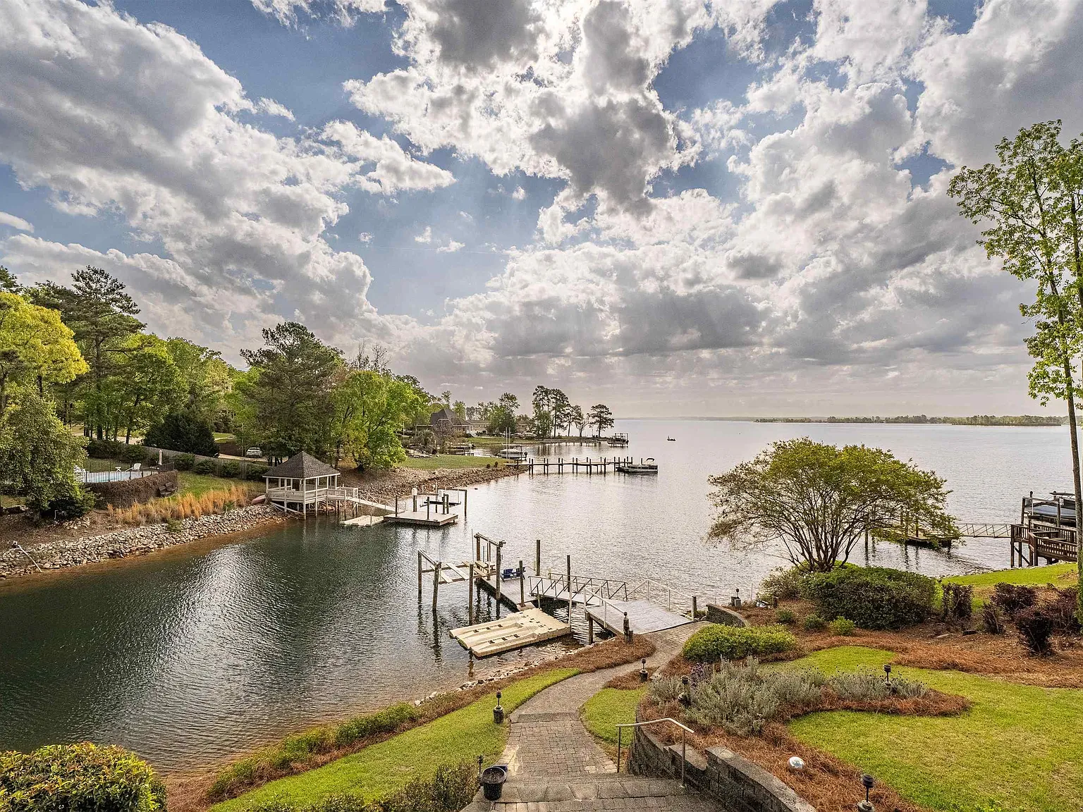 4 bed, 5065 sqft, $5,000 — Photo 1