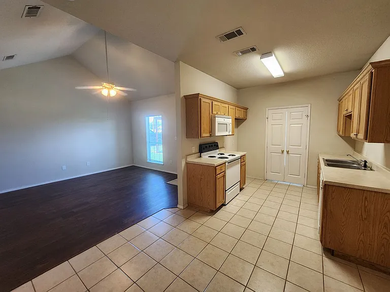 106 Collett Ct — Photo 7