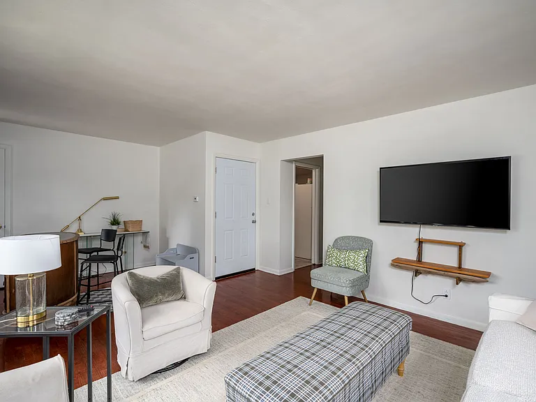 9403 W Capitol Dr — Photo 2