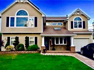 1 Gould Dr, Lake Grove, NY 11755