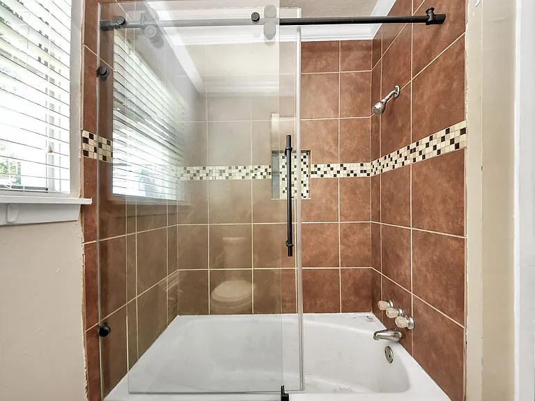2513 Leslie St — Photo 23