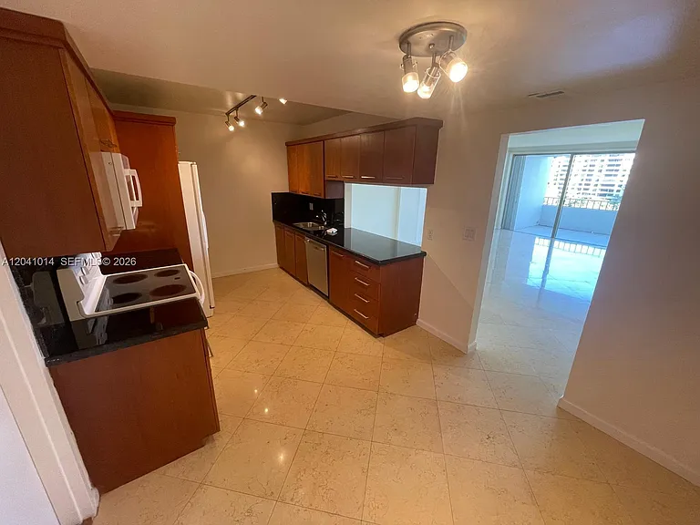 155 Ocean Lane Dr #811 — Photo 2