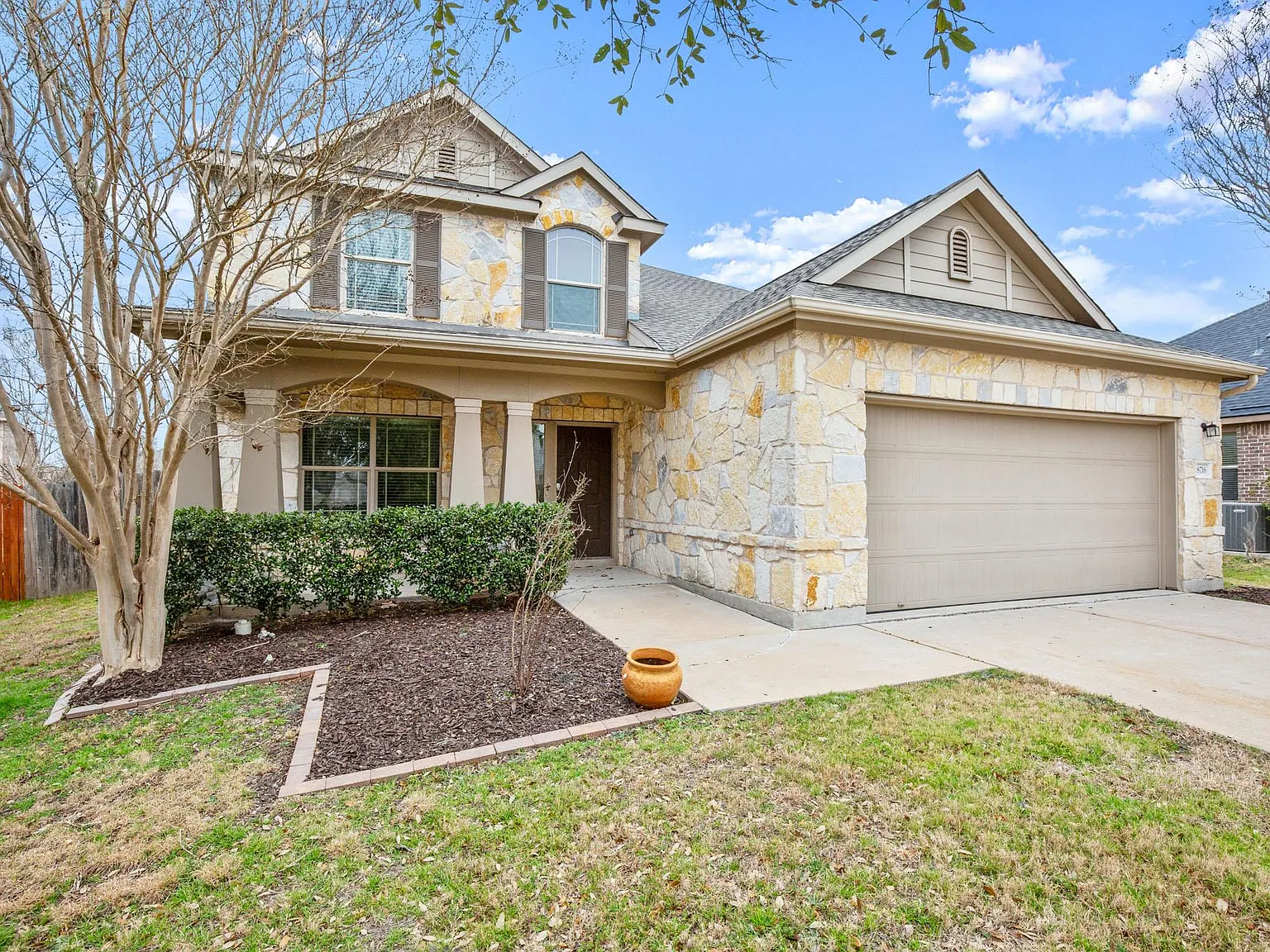 4 bed, 3.5 bath, 2616 sqft, $2,600 — Photo 1