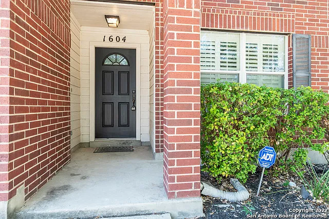 3 bed, 2.5 bath, 2426 sqft, $1,900 — Photo 2