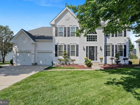 74 Creekwood Dr, Bordentown, NJ 08505