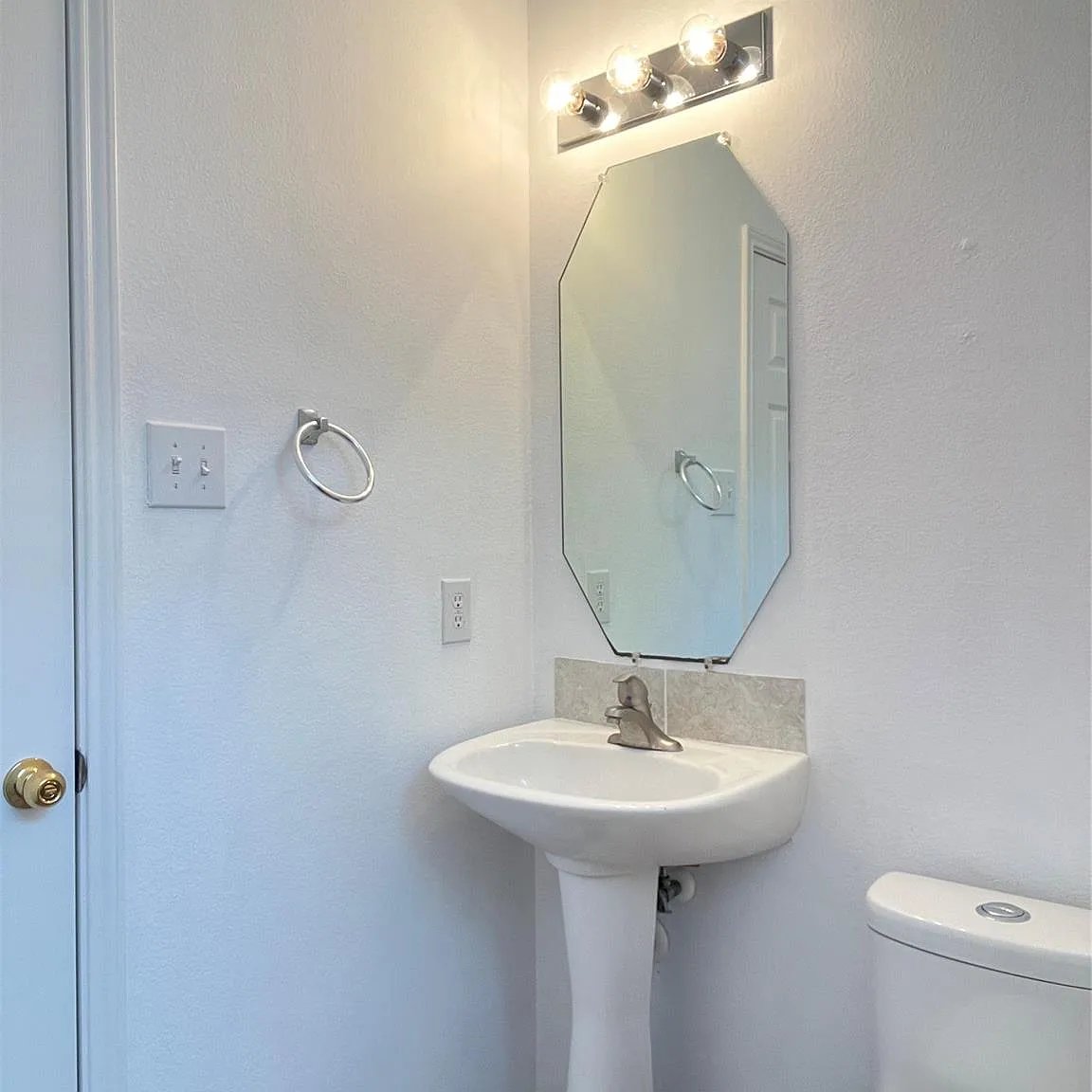 4 bed, 2541 sqft, $2,545 — Photo 1