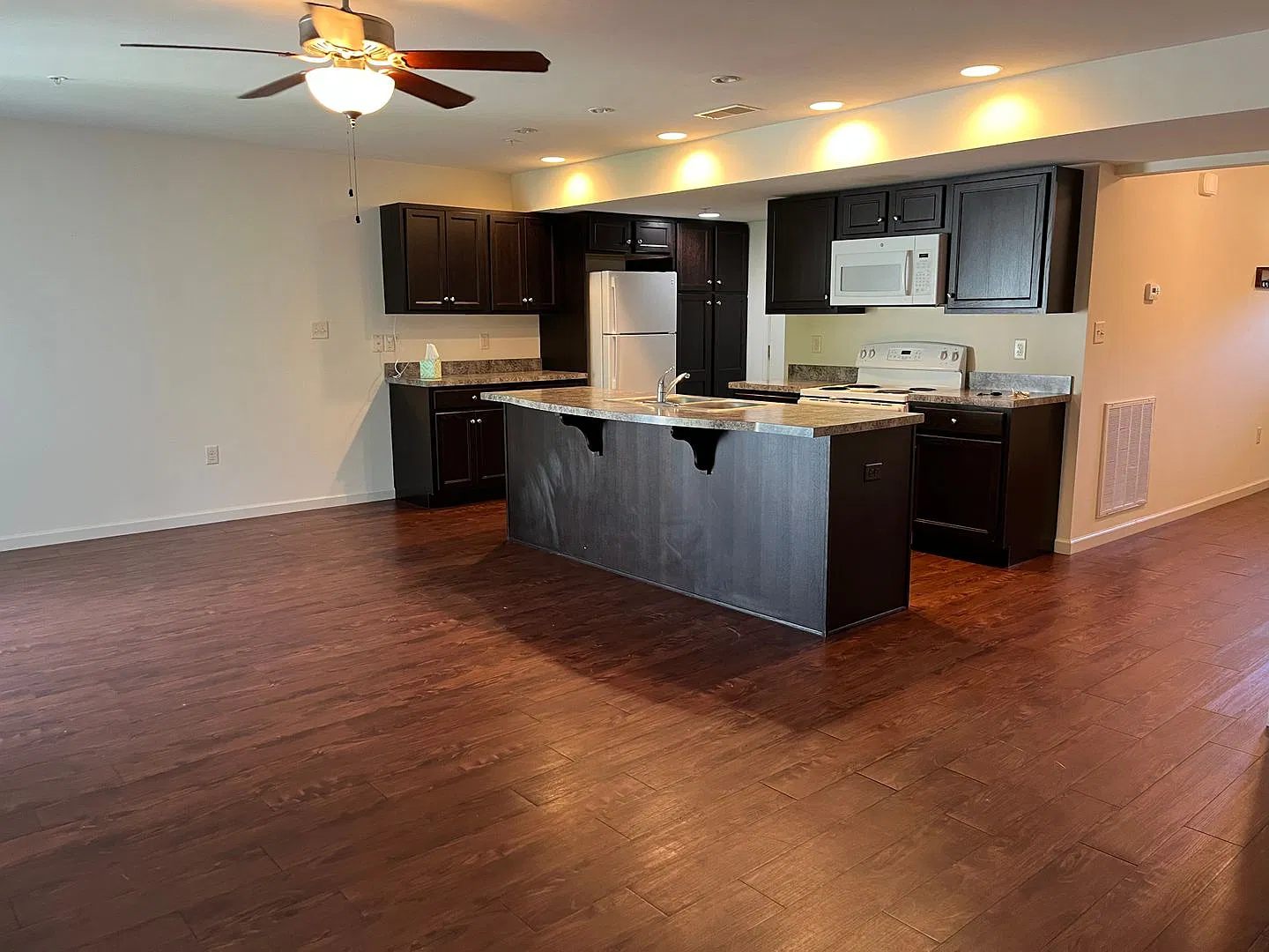 2/BR luxury townhouse with garage — Photo 1
