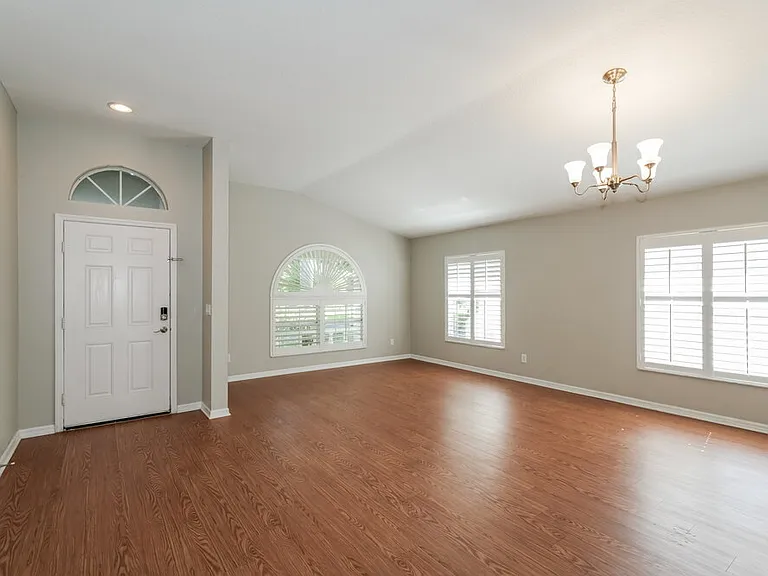 633 Straw Lake Dr — Photo 4