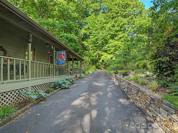 383 Ravenwood Ln, Horse Shoe, NC 28742