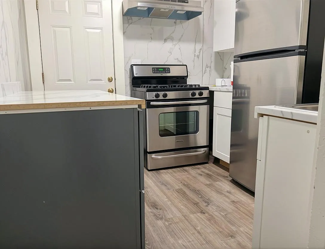 3 bed, 576 sqft, $3,300 — Photo 1