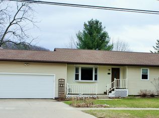 1220 N Dewey Ave, Reedsburg, WI 53959