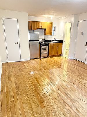3rd image of 31 Cornelia St APT 2RR