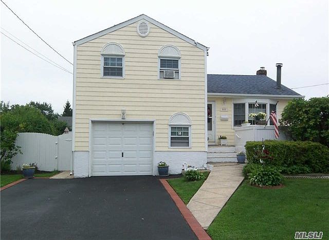 1st image of 488 N Syracuse Ave