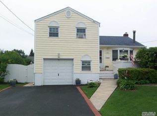 488 N Syracuse Ave, Massapequa, NY 11758