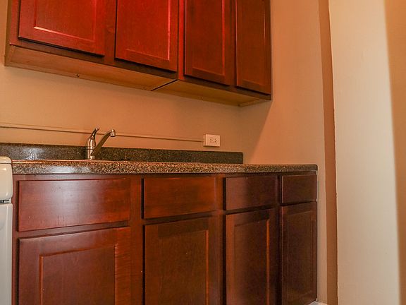 5th image of 1062 W Rosemont Ave #703