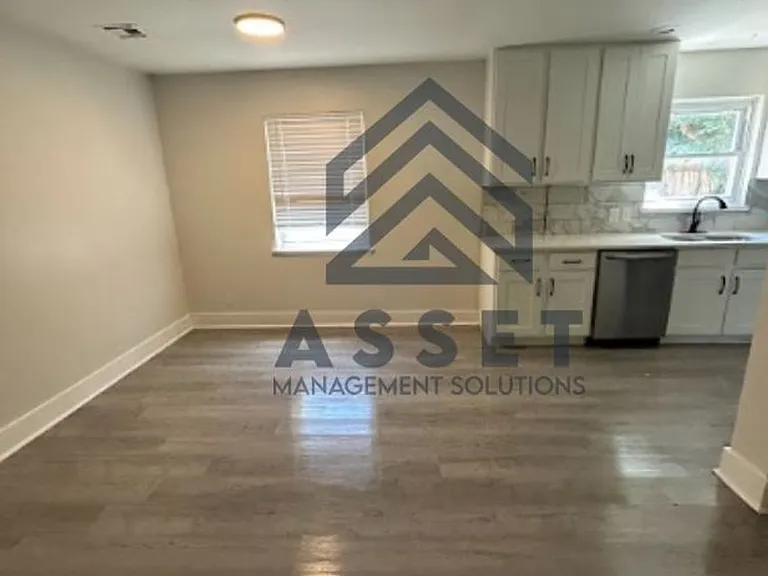 2116 Westchester Dr — Photo 8