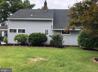 18 Horseshoe Ln, Levittown, PA