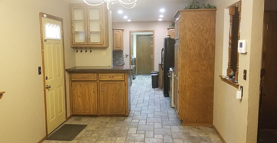 Kitchen, Pantry, Garage door