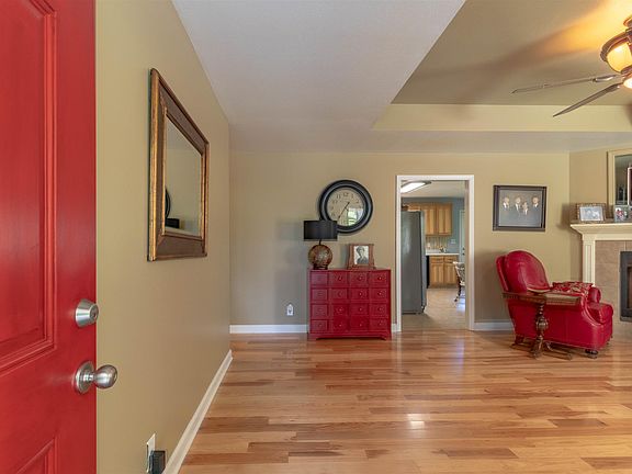 5th image of 135 Southgate Ln