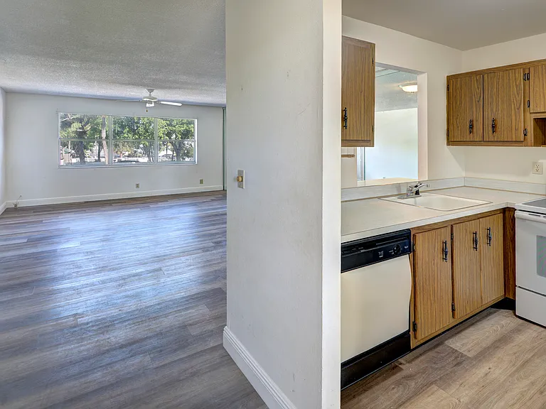 420 SE 2nd Ave #23 — Photo 3