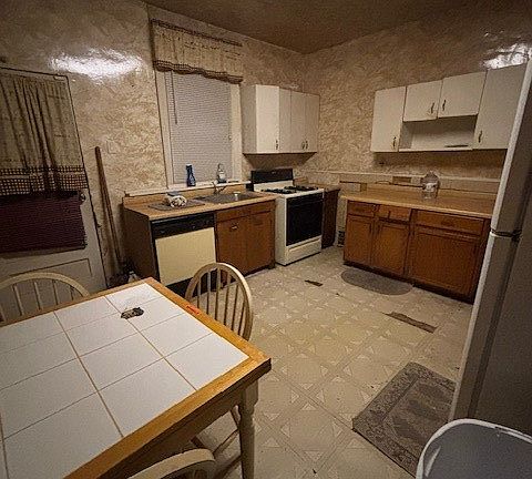 3rd image of 15 Holland Ave