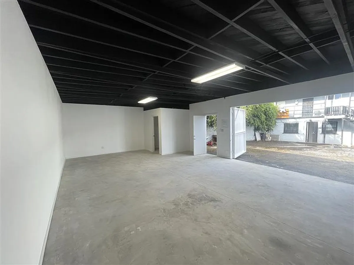 Building Photo - La Cienega