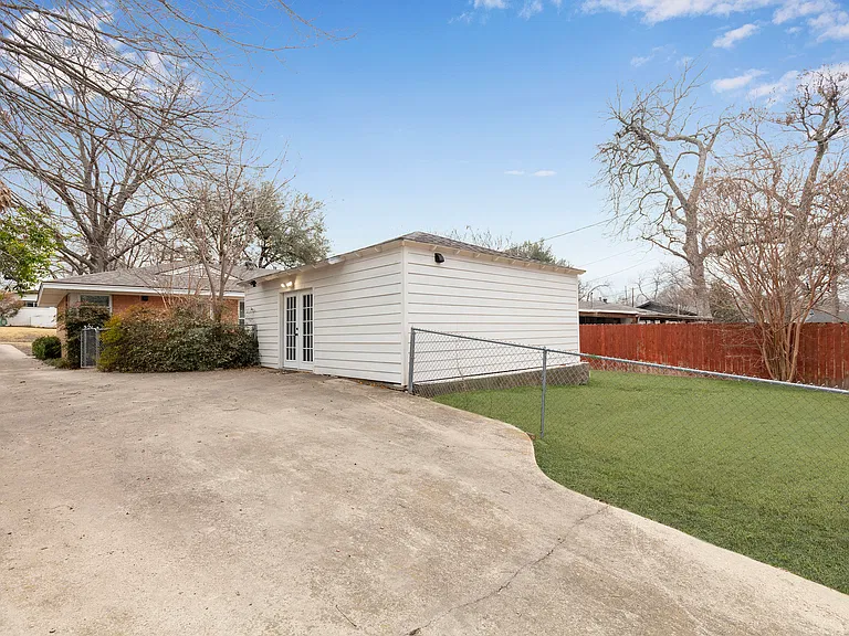 8633 Westglen Dr — Photo 24