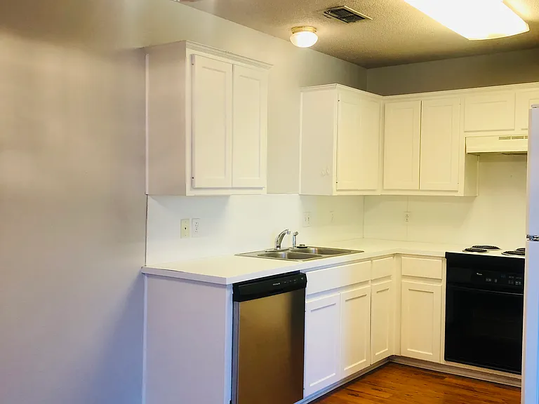 Beautiful kitchen comes with all appliances