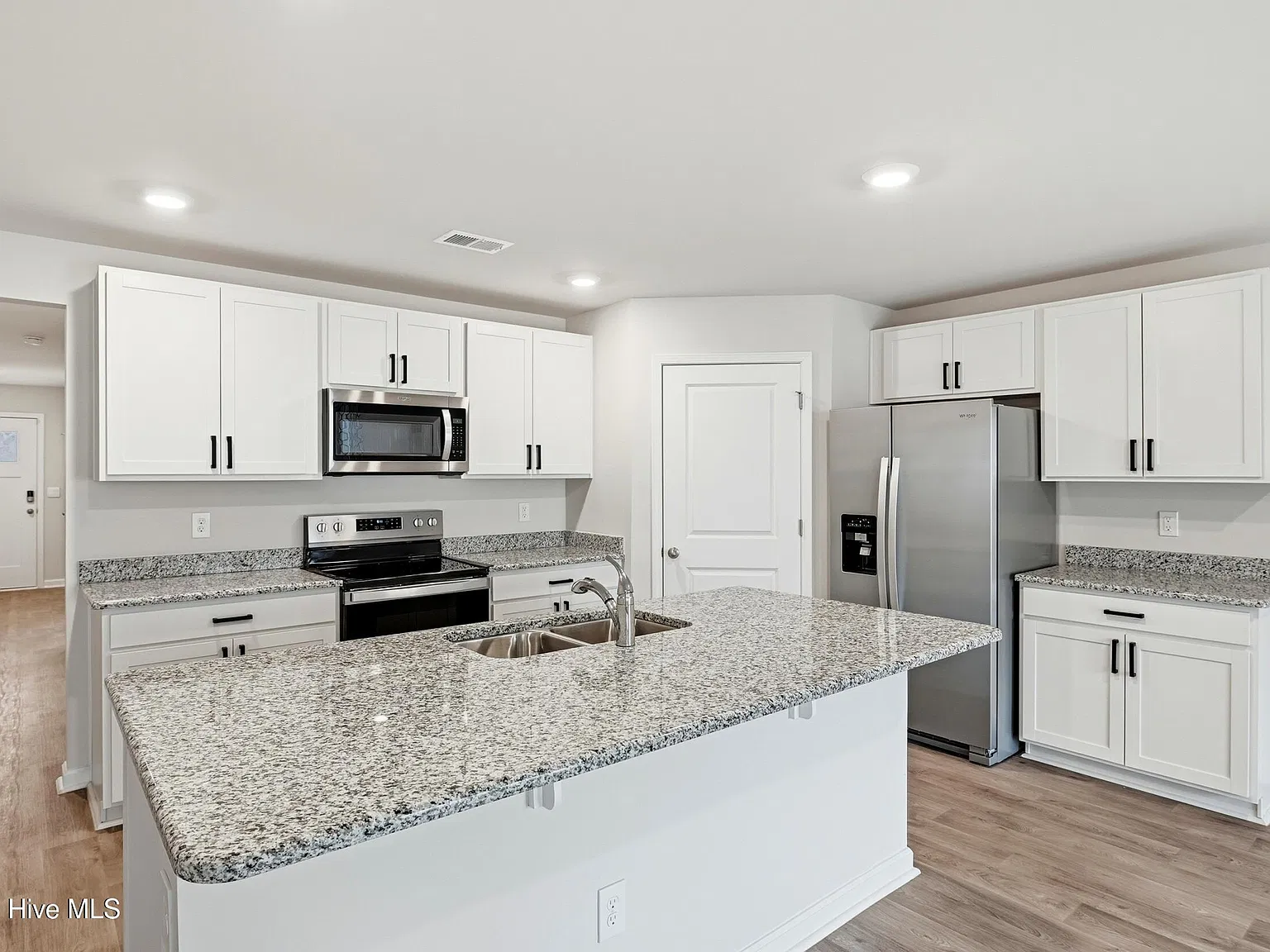 4 bed, 2.0 bath, 1774 sqft, $2,100 — Photo 3