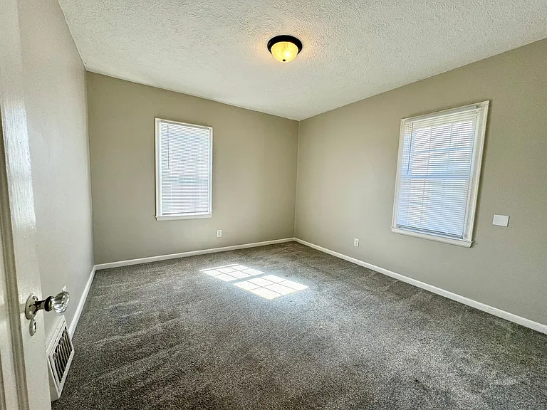 2355 Dahlen Ave — Photo 15