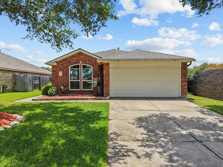202 Pebble Walk Ln — Photo 2