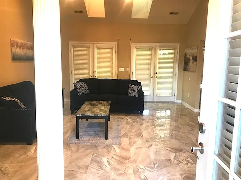 302 Caroline Cir — Photo 5