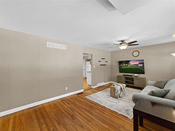 2nd image of 808 Lynn Haven Ln